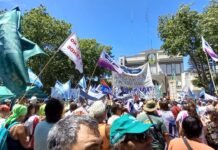 El paro convocado por la CGT ya se hace presente en la plaza Dardo Rocha