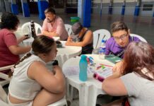 Jóvenes y adultos con discapacidad juegan y aprenden con las actividades de verano en el Polideportivo