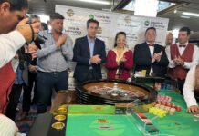 El Intendente encabezó el lanzamiento de la primera bola de la temporada