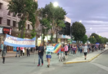 Asamblea y cacerolazo en la rambla contra el DNU y la Ley Ómnibus