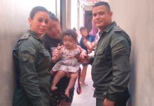 Dos gendarmes le salvaron la vida a una beba de 8 meses que no podía respirar