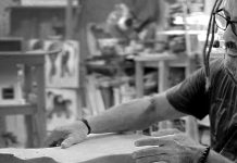 El arquitecto convertido en luthier que inventó un instrumento único y diferente