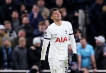 El delantero del Tottenham Alejo Véliz sufrió una grave lesión en la rodilla y estará varios meses sin jugar