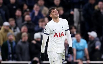 El delantero del Tottenham Alejo Véliz sufrió una grave lesión en la rodilla y estará varios meses sin jugar