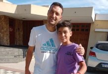 Emotivo regalo a Scaloni en la puerta de su casa en Pujato: un niño cantó una chacarera en su honor