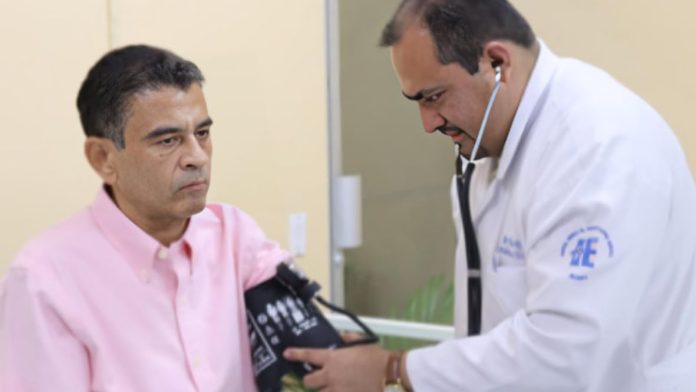 Opositores nicaragüenses advirtieron un “deterioro físico” en el obispo Rolando Álvarez y exigieron su excarcelación