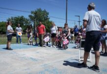 En sus coloridos autos de cartón, los alumnos del Pichi Huinca recorrieron el Circuito Vial