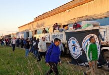 Bahía Blanca: Fleteros repartió mobiliario del Tren Solidario a víctimas de la inundación