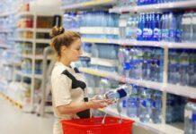 Cae el consumo de agua mineral: con qué lo reemplaza la gente y por qué