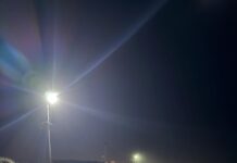 Avanza el alumbrado público en Quequén con la colocación de luminarias en Bahía de los Vientos