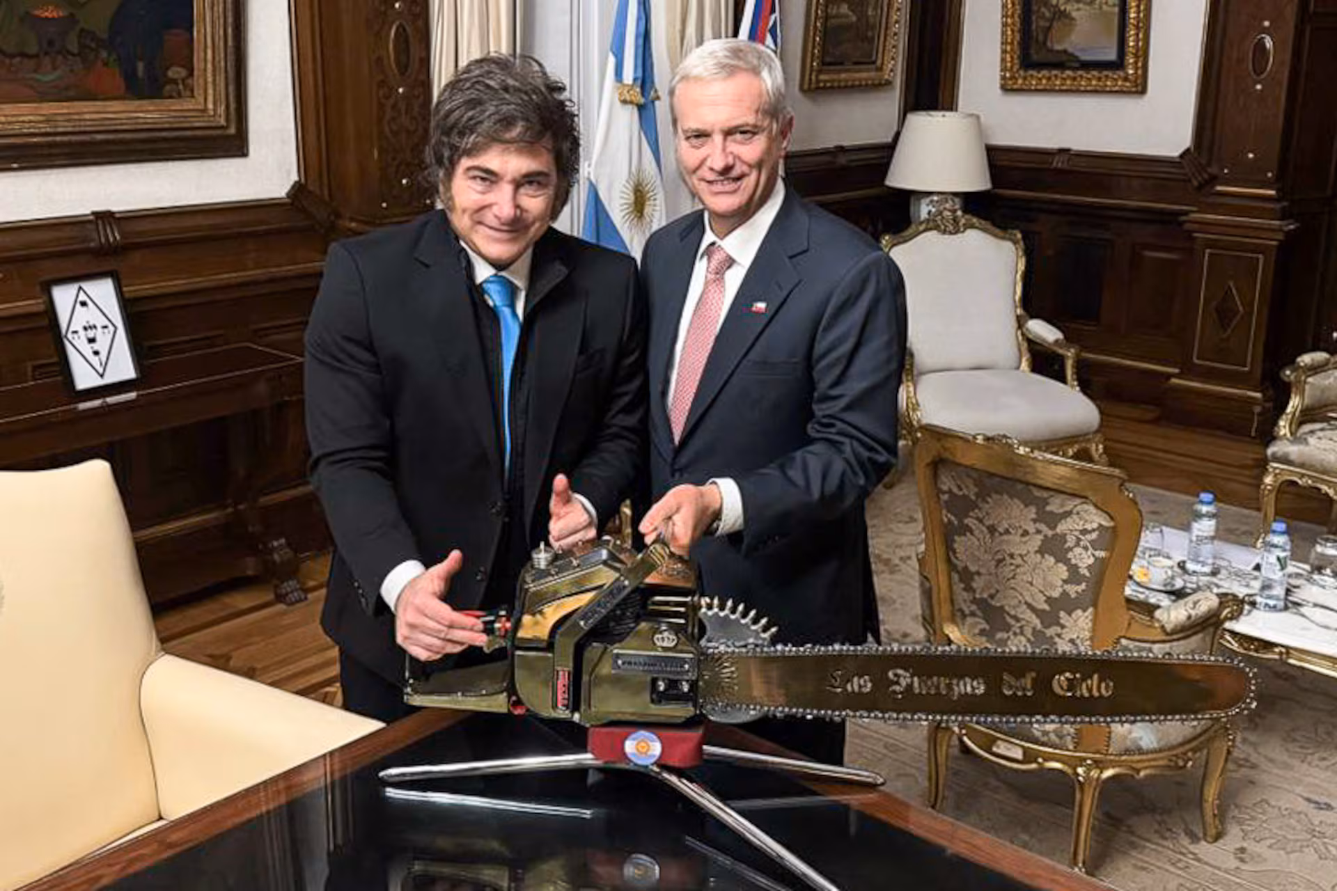 Milei y Kast, unidos por la motosierra