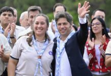 El Gobernador Axel Kicillof visito la ciudad de Necochea y estuvo presente en el campamento scout