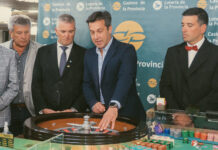 El intendente lanzó la primera bola de la temporada necochense en el Casino