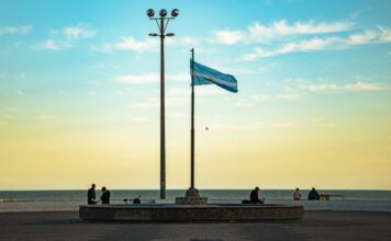 Los Concejales de La Libertad Avanza solicitan informes sobre si se arrió la bandera argentina durante la marcha del orgullo