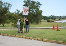 Colocaron señalética vial en el sector del Puente Dardo Rocha y seguirán en otros puntos clave