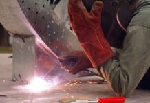 Colocaron en la plaza del centro el nuevo monumento a Malvinas que será descubierto este 2 de abril