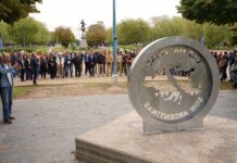 Presentaron el Monumento Malvinas Argentinas y se depositaron ofrendas florales en la Plaza Dardo Rocha