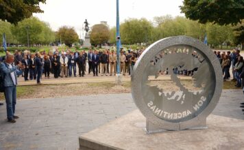 Presentaron el Monumento Malvinas Argentinas y se depositaron ofrendas florales en la Plaza Dardo Rocha