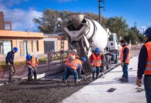 Puerto de Quequén avanza con la obra de bacheo en la Av. Almirante Brown para optimizar la logística y el tránsito urbano.
