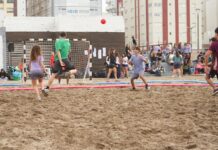 Los alumnos secundarios disfrutaron de jugar en la arena: “Usar la playa para recreación está bueno”