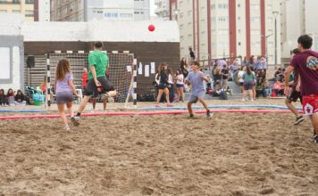 Los alumnos secundarios disfrutaron de jugar en la arena: “Usar la playa para recreación está bueno”