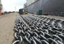 Llegan a Puerto Quequén barcos cargados de anclas y cadenas para su reparación