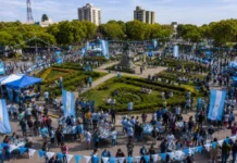 Anuncian un mega intercambio de figuritas en la plaza del centro antes de que debute la Selección