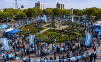 Anuncian un mega intercambio de figuritas en la plaza del centro antes de que debute la Selección