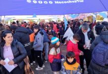 La Plaza se puso en «Modo Mundial» con un intercambio de figuritas que convocó a toda la familia