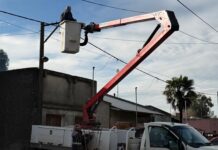 La colocación de nuevas luminarias LED llega a distintos sectores de Quequén