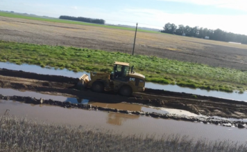 Intensificaron los trabajos de mantenimiento de canales en el sector rural