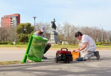 Renuevan los cestos papeleros del microcentro y la Plaza Dardo Rocha