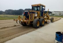 Se realizan trabajos de mejora en la pista de atletismo del Polideportivo Municipal